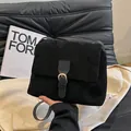 Minimalistische schwarze Wildleder-Umhängetasche mit goldener Metallschnalle und Gurt - Schwarz