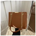 Bolso tote marrón de cuero sintético acolchado con elegante cadena dorada - Marrón Oscuro
