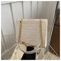 Bolso bandolera beige minimalista con acolchado geométrico y cadena dorada - Blanco