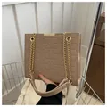 Bolso bandolera caqui con relieve geométrico y cadena dorada para mujer elegante - Caqui