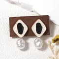 Pendientes geométricos elegantes con esmalte negro y perlas barrocas para mujer - Blanco