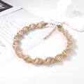 Girocollo punk dorato con texture a spirale metallica e catena regolabile su pietra - Oro