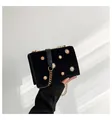 Elegante schwarze Samttasche mit goldenen Sonnenblumennieten und einer Metallkette - Schwarz