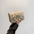 Sac à bandoulière matelassé abricot élégant avec boucle en cœur doré et chaîne - Kaki