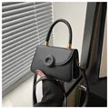 Borsa a tracolla quadrata nera in pelle opaca con fibbia magnetica rotonda e manico corto - Nero