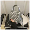 Kleine silberne quadratische Handtasche gesteppt mit Tragegriff und Metall-Finish - Silber