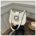 Κομψή τσάντα μπαγκέτα σε off-white χρώμα με κρυστάλλινη αγκράφα και λουράκι - Λευκό