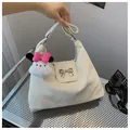 Minimalistische crèmekleurige schoudertas met zilveren strik en pluchen puppy hanger van pluche - Met Hanger / Wit