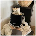 Bolso tipo cubo minimalista en blanco y negro con cadena plateada y relieve de conejo - Negro