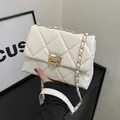 Elegante borsa a tracolla trapuntata bianca con catena dorata per donna - Bianco