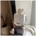 Bolso tipo cubo crema con relieve de Rich Rabbit y correa de cadena plateada de moda - Blanco