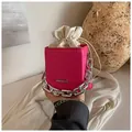 Bolso saco rosa fucsia con bolsa blanca de cordón y cadena de plata gruesa - Rosa