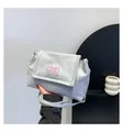 Sac bandoulière bleu clair avec broderie papillon rose et finition satinée - Gris