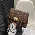 Klassische braune gesteppte Umhängetasche mit goldener Kette und Metallverschluss - Kaffeebraun