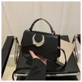Sac carré noir motif litchi avec boucle lune argentée et bandoulière élégante - Noir