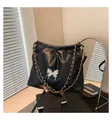 Borsa a tracolla plissettata nera con ciondolo a farfalla argento e catenella - Nero
