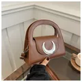 Bolso de mano semicircular en cuero marrón para mujer con hebilla metálica y bandolera - Marrón Oscuro