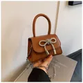 Mini caramelbruine handtas van getextureerd leer met strass strik en metalen ketting - Donkerbruin