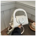 Bolso de mano blanco de media luna con hebilla plateada y correa de hombro ajustable - Blanco