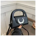 Bolso de mano minimalista de cuero PU negro con media luna plateada y correa ajustable - Negro