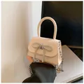 Elegante beige mini-schoudertas met strik, strass gesp en een fijne kettingriem - Wit
