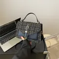 Schicke Umhängetasche aus schwarzem Tweed und Leder mit goldener Schnalle im Büro - Schwarz