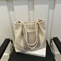 Bolso tote minimalista de paja tejida en blanco crema con detalle de bolsillo marrón - Blanco Roto