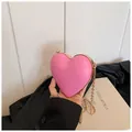 Rosa herzförmige Hartschalen-Clutch mit Goldrand und Kettenriemen für Damen - Rosa