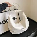 Bolso bandolera minimalista de lona blanco crema en forma de media luna con correa - Blanco