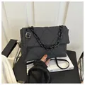 Borsa a busta in denim trapuntato grigio scuro con catena nera e tracolla - Nero