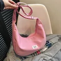 Bolso bandolera de nailon rosa impermeable en forma de media luna con correa ajustable - Rosa