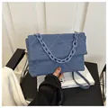 Borsa a busta in denim blu con motivo a rombi trapuntato e tracolla a catena - Blu scuro