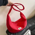 Bolso bandolera de lona roja impermeable en forma de media luna con correa ajustable - Rojo