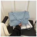 Borsa a busta in denim azzurro trapuntato con catena spessa e tracolla lunga - Azzurro