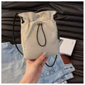 Schicke beige Nylon-Kordelzug-Beuteltasche für Damen mit Modelabel und dünnem schwarzen Gurt - Weiß