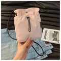 Kleine hellrosa Nylon-Umhängetasche mit Kordelzug, Silberbuckle und schwarzem Schultergurt - Rosa