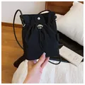 Minimalistische schwarze Nylon-Umhängetasche für Handys mit Kordelzug und Modelabel - Schwarz