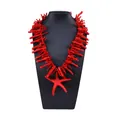 Detailopname van rode koralen tak ketting met een grote zeester hanger op een buste - Rood Koraal Rode Zeester