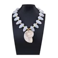 Vue détaillée du collier océanique avec perles bleues et pendentif en forme de conque - Blanc