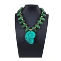 Détail du collier bohème avec pendentif conque verte et perles marbrées foncées - Vert olive