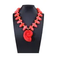Vue détaillée des perles marbrées rouges et du grand pendentif en forme de coquille - Rouge Orangé
