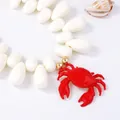 Dettaglio della collana di perle con ciondolo a granchio in smalto rosso e perle bianche - Bianco