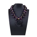 Détail des perles marbrées violettes et du grand pendentif coquillage noir sur présentoir - Violet foncé