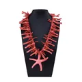 Détail du collier style corail avec grand pendentif étoile de mer sur buste noir - Corail