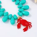 Dettaglio collana di perle turchesi con grande pendente a granchio rosso in stile mare - Blu-Verde
