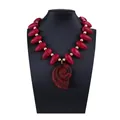 Détail macro de perles en résine rouge et pendentif nautile en spirale sur collier - Rouge Foncé