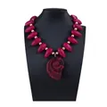 Collier de plage avec perles magenta marbrées et grand pendentif en forme de coquillage - Fuchsia