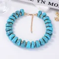 Détail du collier de perles turquoise bleues avec entretoises dorées et fermoir - Bleu