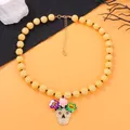 Vue détaillée du collier d'Halloween avec pendentif crâne et perles multicolores - Jaune