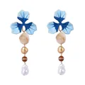 Dettaglio di orecchini a fiore con smalto blu e pendenti di perle barocche eleganti - Orecchini pendenti / Blu